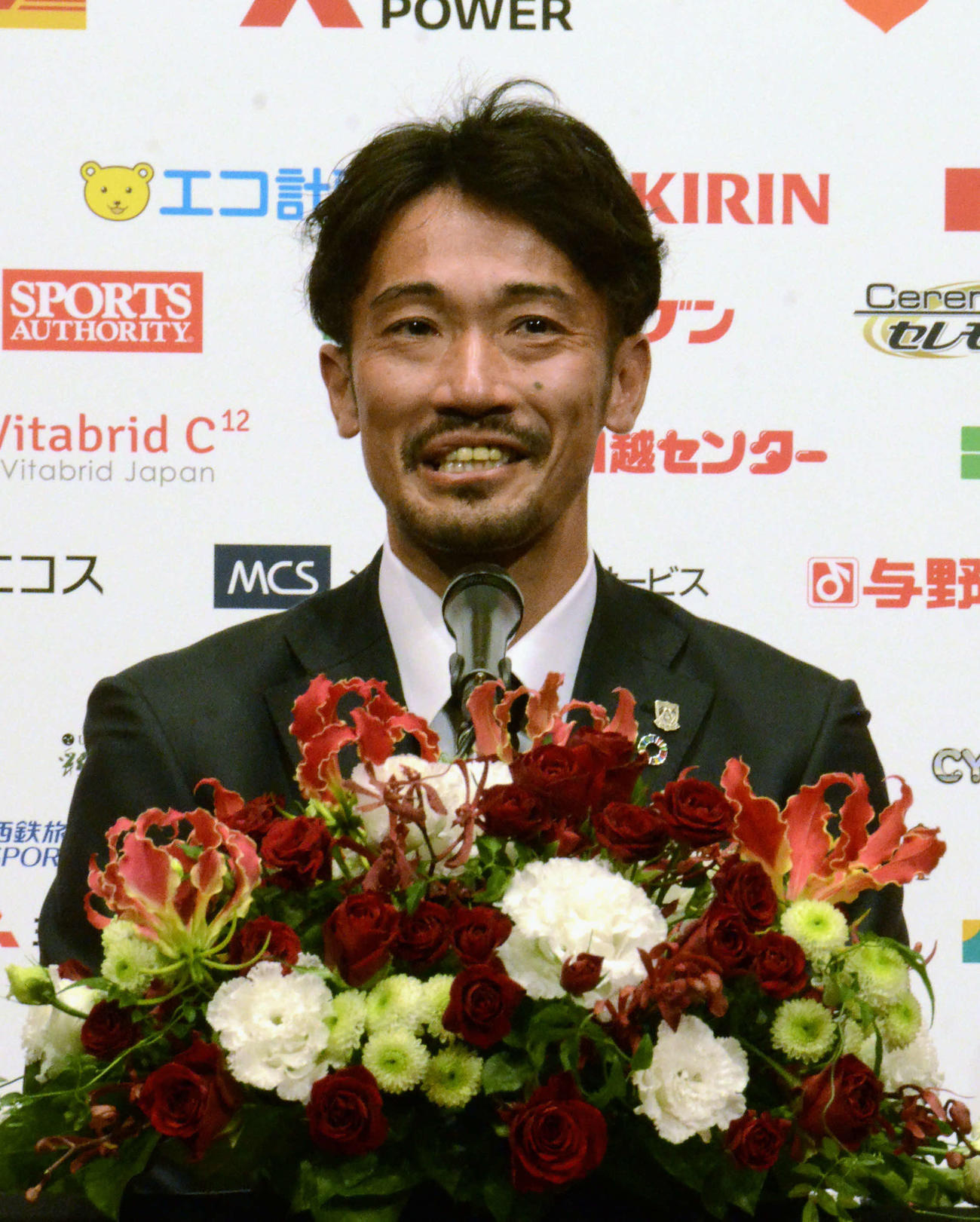 記者会見し、現役引退を表明した浦和阿部勇樹（共同）
