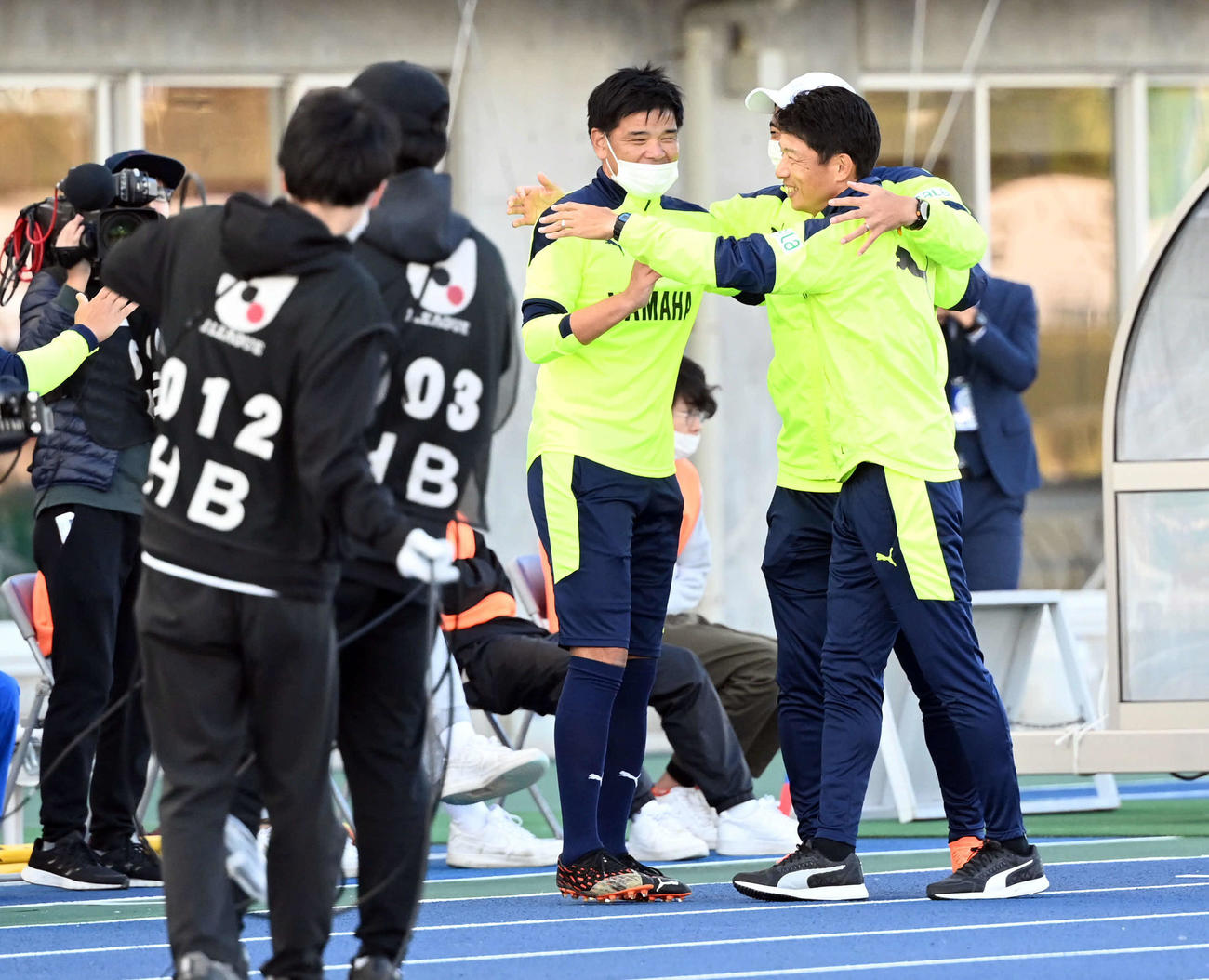 水戸対磐田　試合終了後、スタッフと喜ぶ服部ヘッドコーチ（右）（撮影・たえ見朱実）