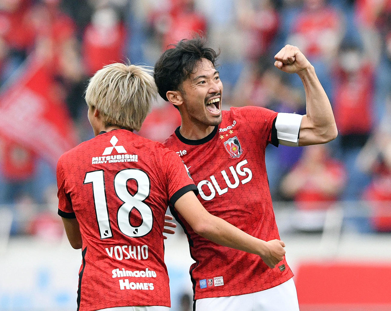 フリーキックを決めた浦和阿樹（右）はガッツポーズする（2021年5月9日撮影）