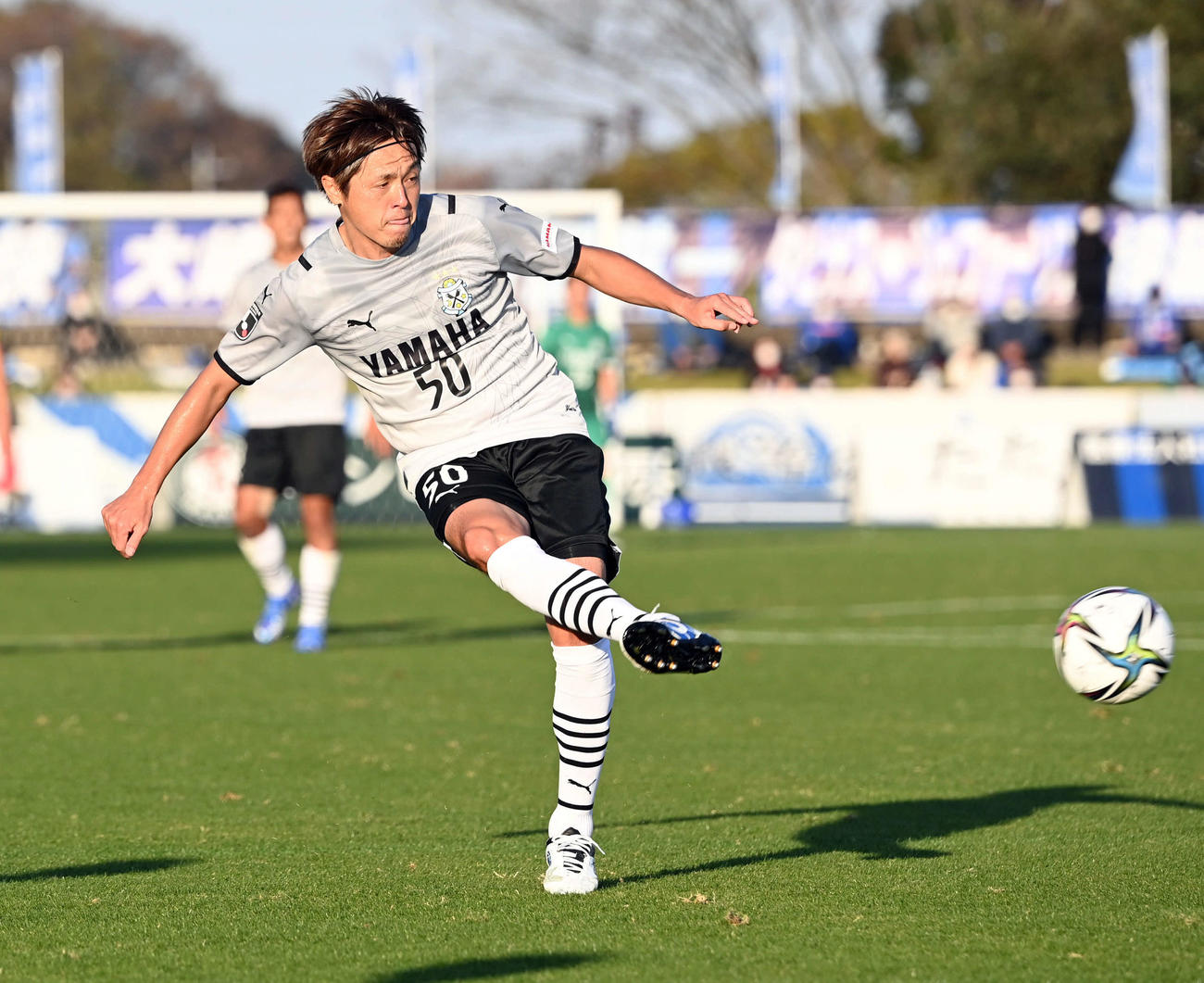 水戸対磐田　後半、前線にパスを出す磐田遠藤（撮影・たえ見朱実）