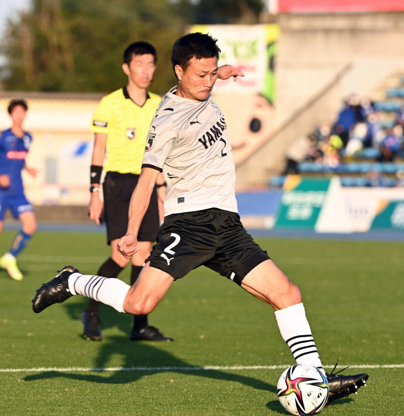 水戸対磐田　シュート体勢にはいる磐田今野（撮影・たえ見朱実）