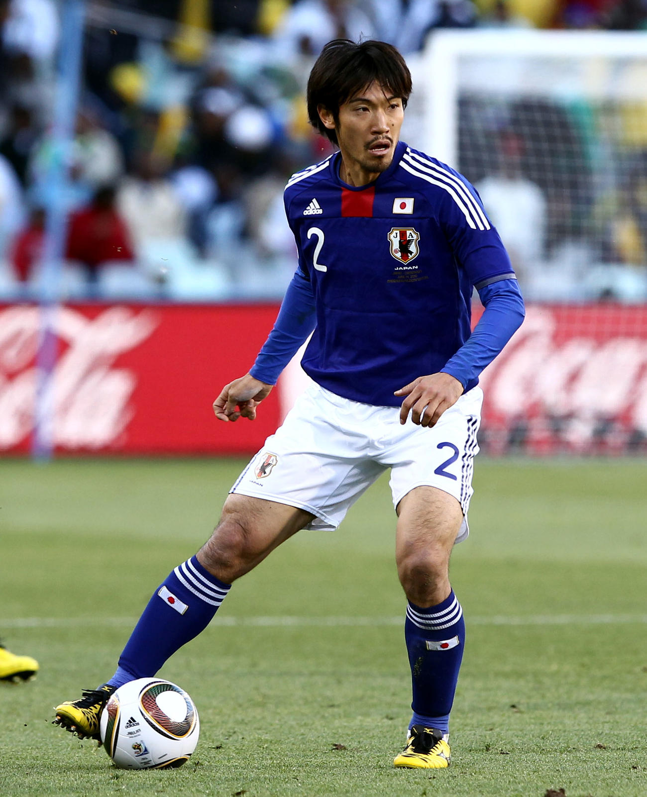 10年6月、W杯南アフリカ大会1次リーグのカメルーン戦でドリブルする阿部勇樹