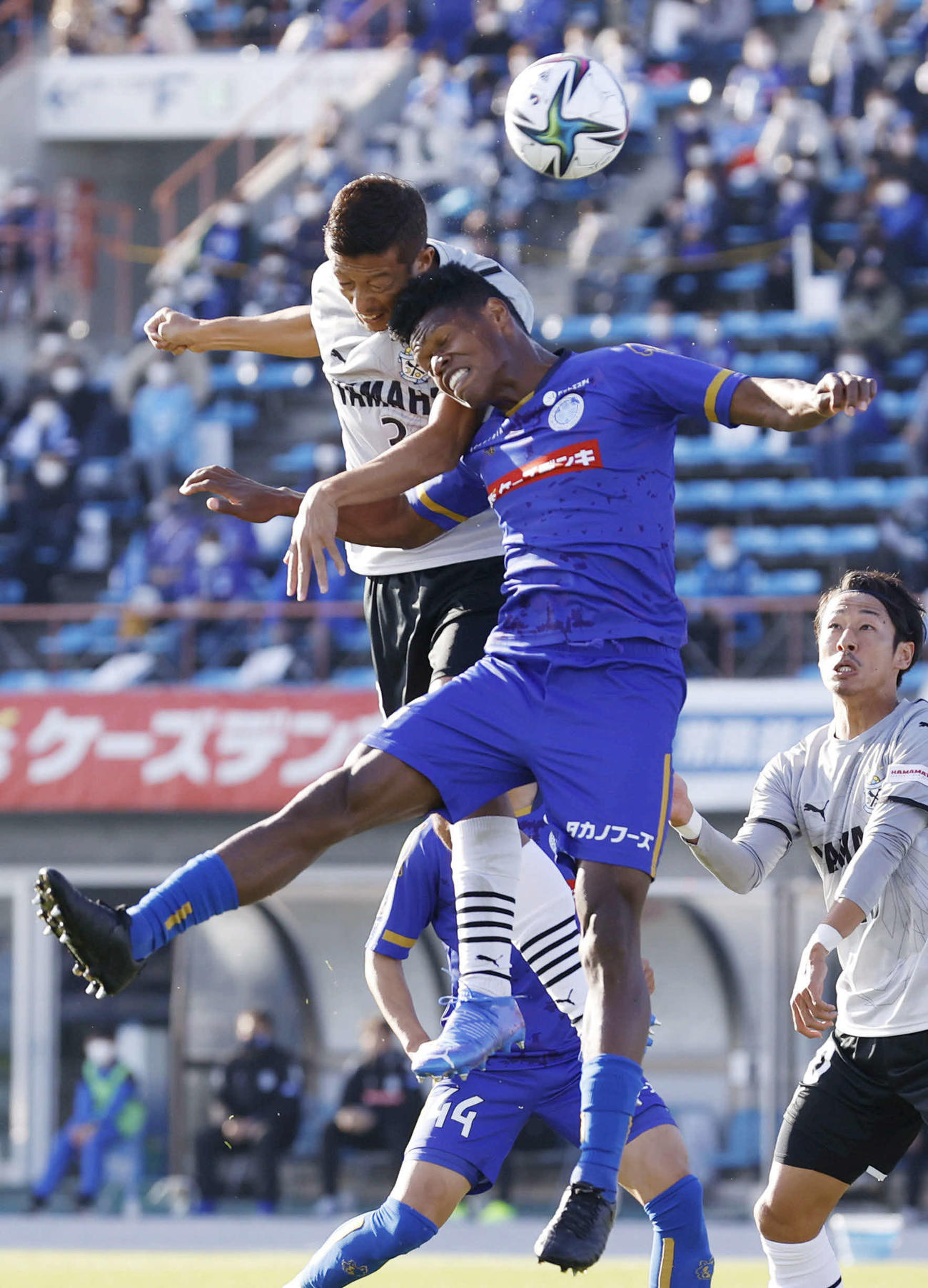 水戸対磐田　前半、ヘディングで先制ゴールを決める磐田大井（左）（共同）