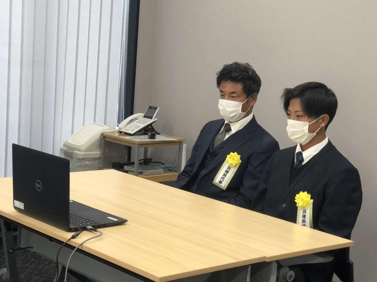 リモートで行われた抽選会に参加した滝川二の藤田主将（右）と亀谷監督（撮影・益子浩一）
