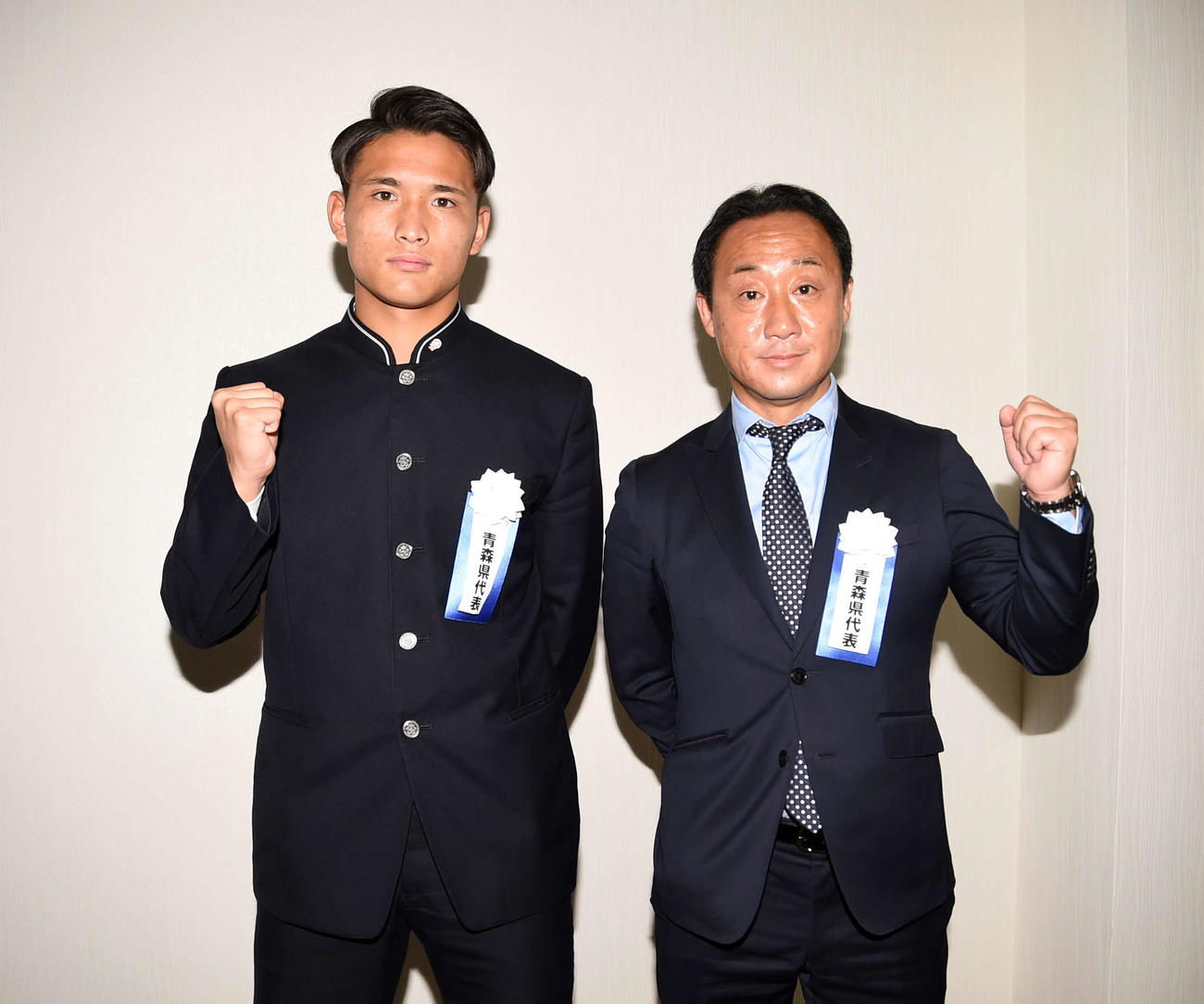 3大会ぶり3度目の全国制覇を目指す青森山田・黒田監督（右）と松木主将
