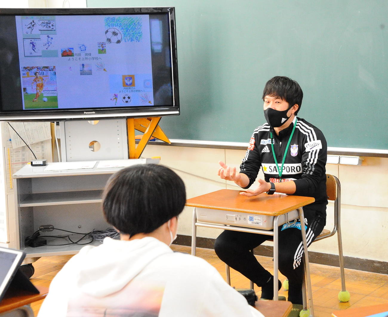 児童からの質問に答える内田アカデミーダイレクター