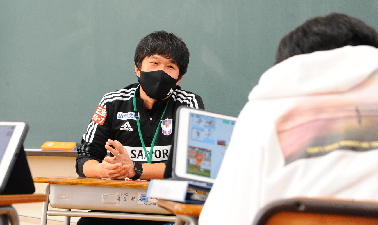 笑顔を交えながら児童に思いを伝える内田アカデミーダイレクター