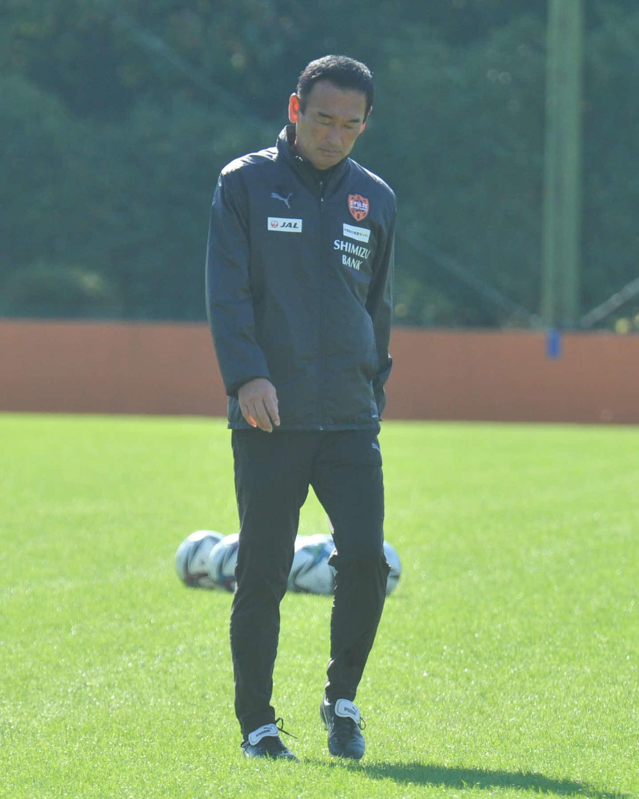 考え事をしながら歩く清水の平岡監督