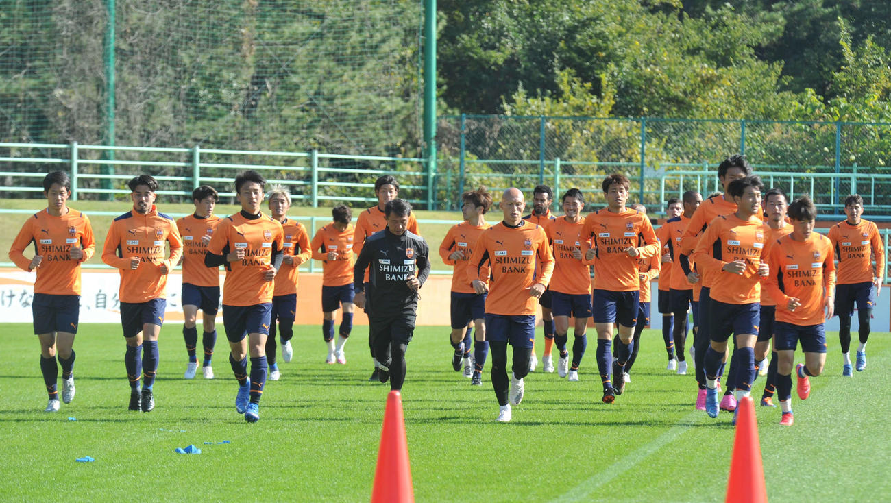 ランニングする清水の選手たち