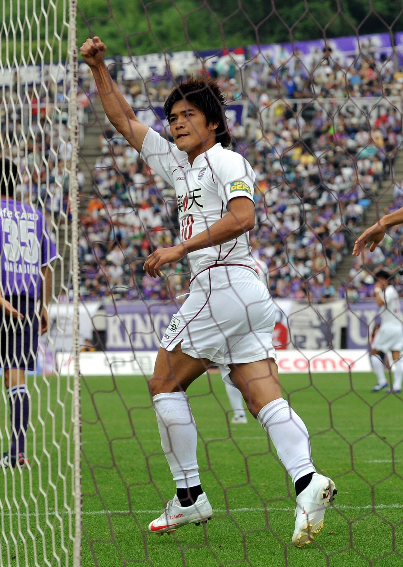09年　広島対神戸　後半、PKで復帰初ゴールを決め神戸サポータにガッツポーズする神戸FW大久保嘉人
