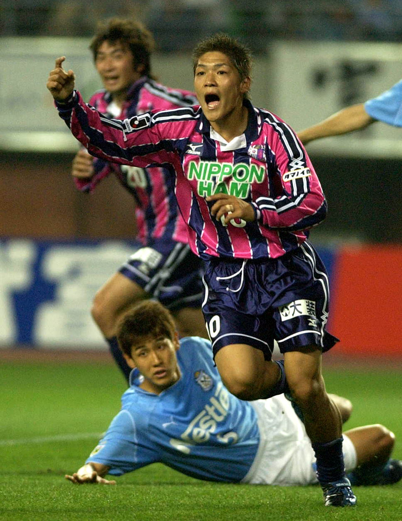 Jリーグ（J1）　第1ステージ第9節　C大阪対磐田　前半、同点ゴールを決めた大久保嘉人は人差し指を1本立て喜んだ＝長居スタジアム（撮影・加藤哉）　2003年5月17日喜び