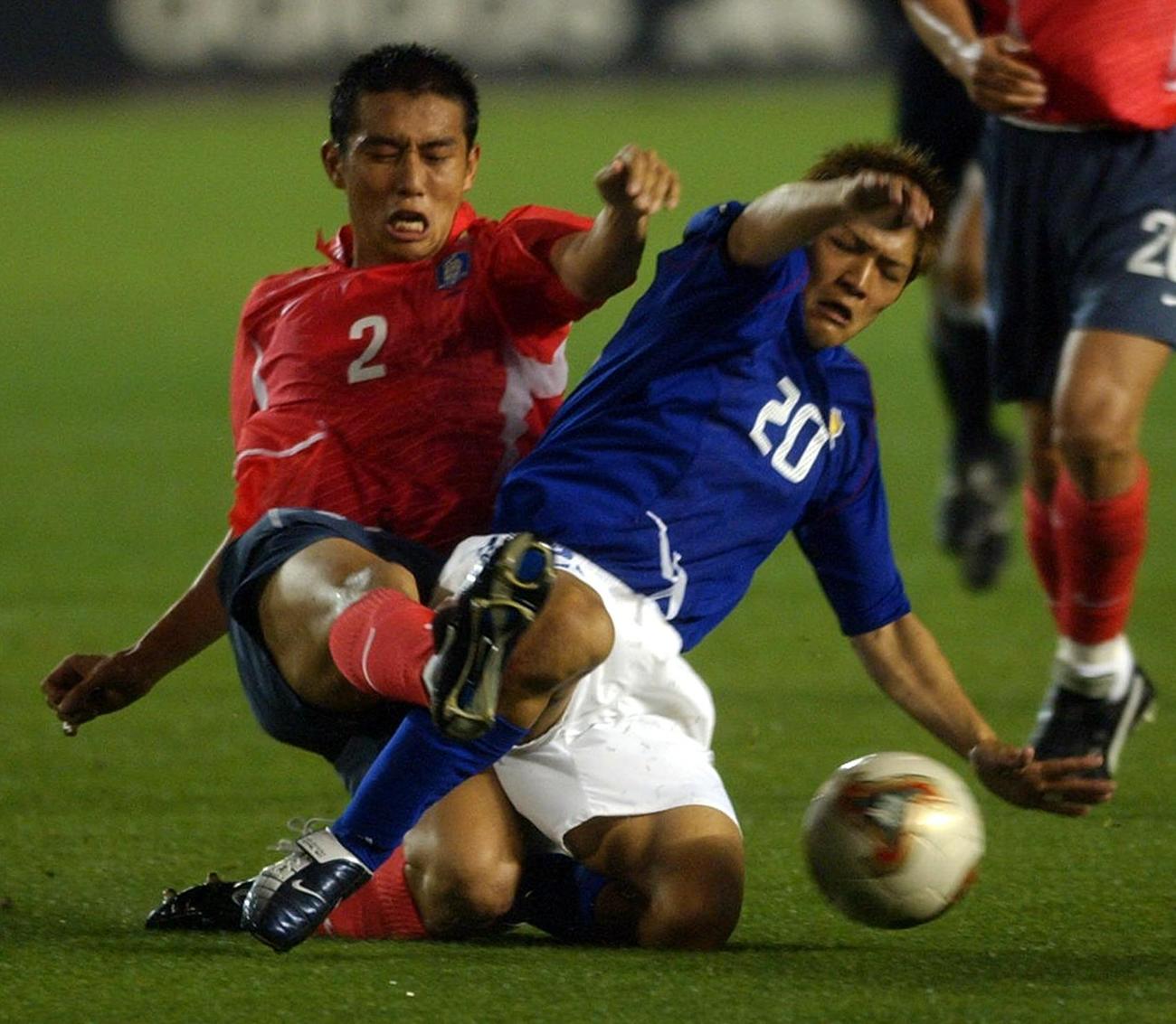 03年5月、韓国戦で相手選手と激しく競り合う大久保