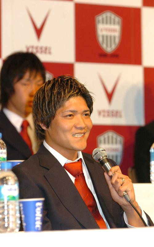 2007年神戸新体制会見　サポーターも参加して行われた神戸の新体制記者会見。C大阪から移籍したFW大久保嘉人も笑顔で会見