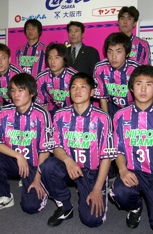 2001年1月　C大阪入団発表　後列左から岡山一成、副島博志監督、盛田剛平、中列左から越智隼人、中井義樹、前列左から濱田武、大久保嘉人、川崎健太郎