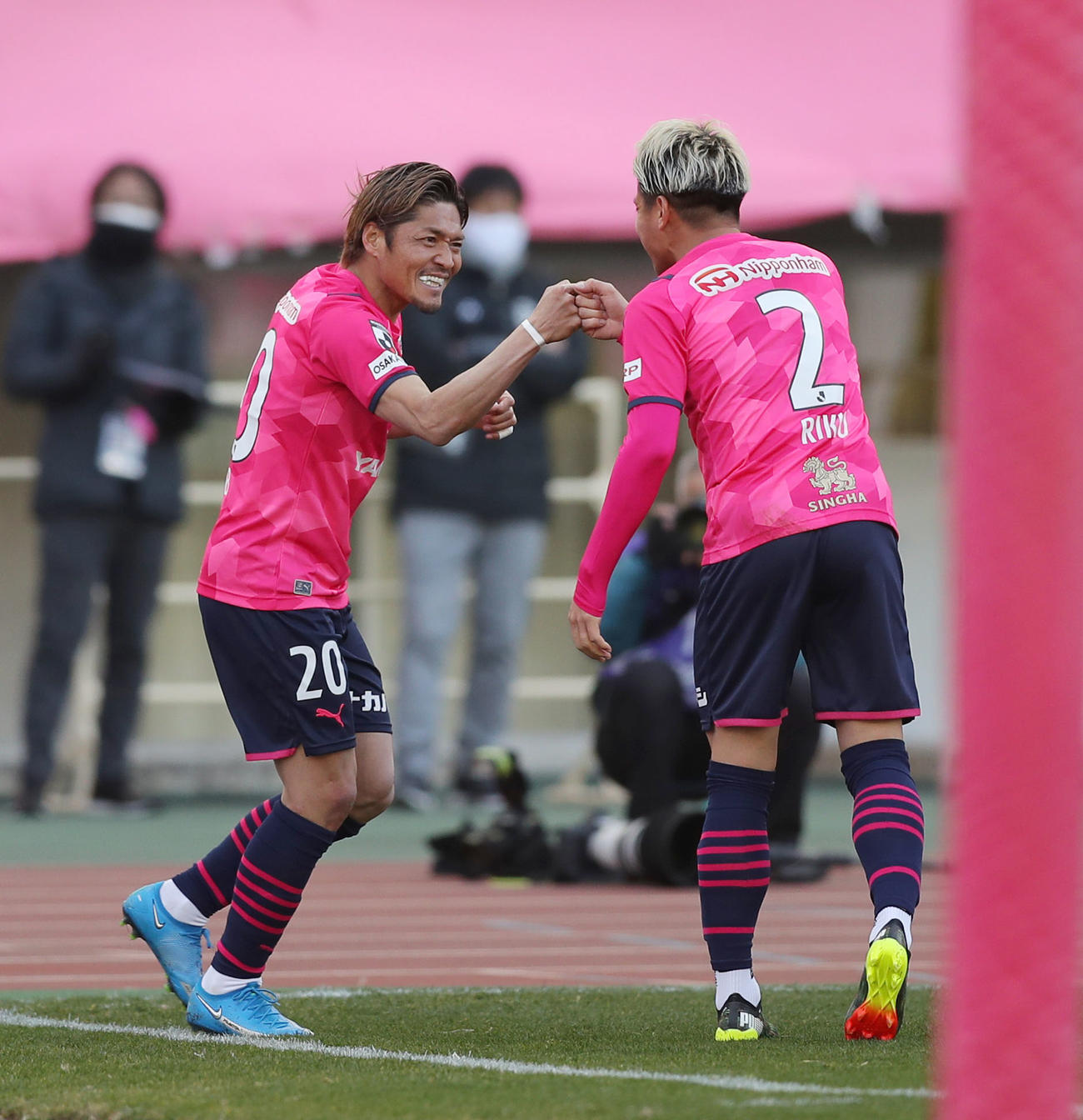 21年　C大阪対柏　前半、先制ゴールを決めたC大阪FW大久保（左）はアシストしたDF松田陸と笑顔でグータッチ
