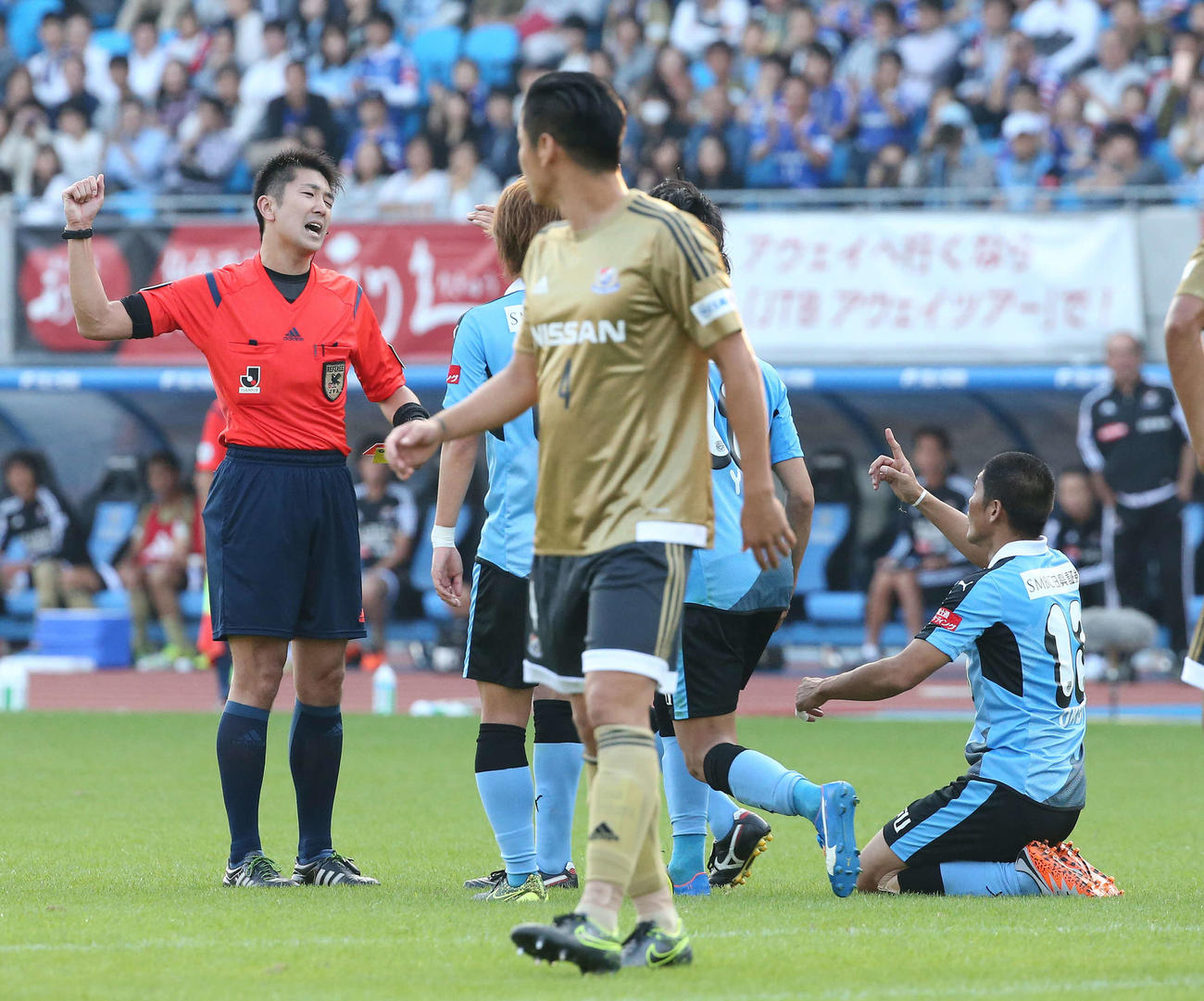 2015年10月、川崎F・FW大久保嘉人（右）にレッドカードを出し、退場処分とした榎本一慶主審（左）