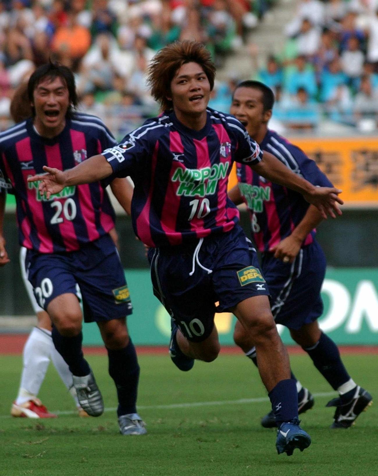 04年9月　2点目のゴールを決め、喜ぶC大阪FW大久保嘉人（中央）。左奥は西沢明訓、右奥は森島寛晃