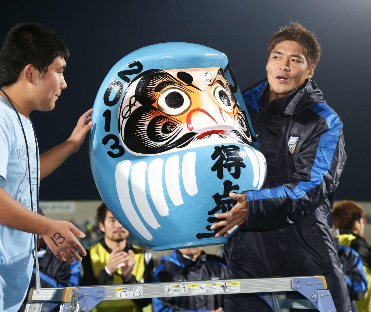 13年　川崎F対横浜　得点王となりダルマを持ち上げる川崎F・FW大久保