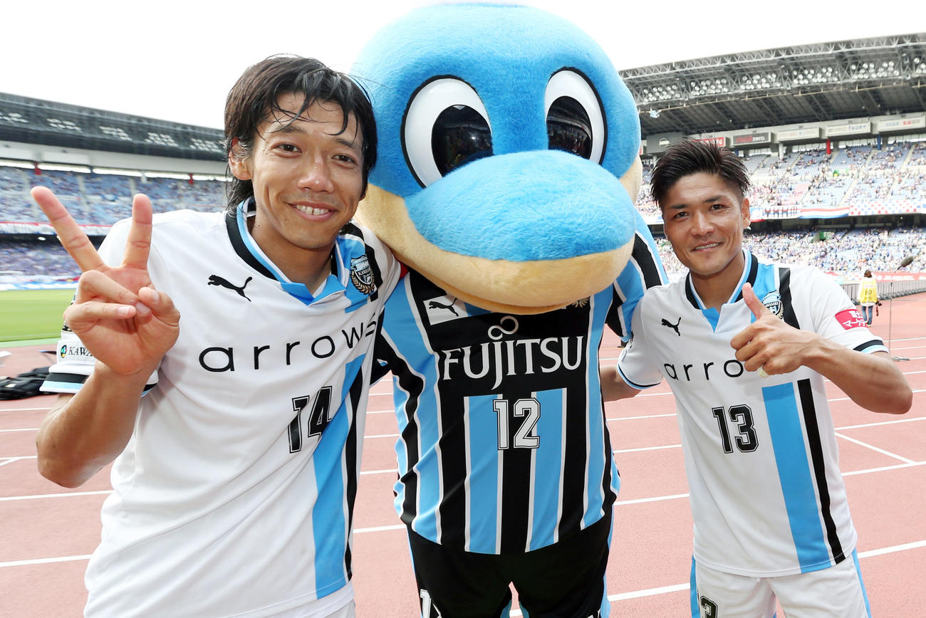 16年、横浜対川崎F　試合後、ふろん太と一緒に記念撮影する川崎F・MF中村（左）とFW大久保