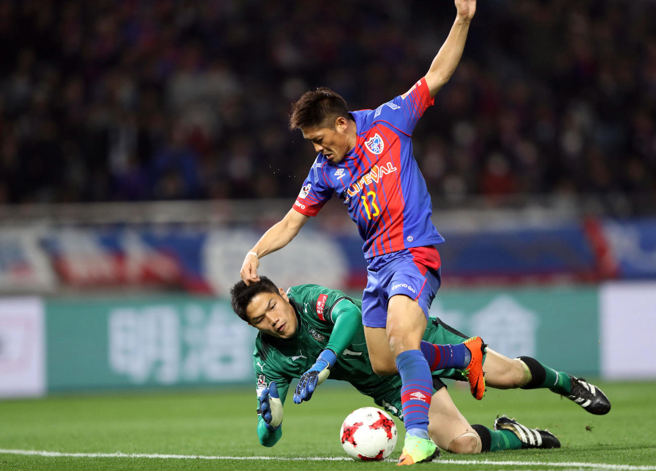 17年　東京対川崎F　後半、川崎F・GKチョン・ソンリョンをかわし、移籍後初ゴールを決める東京FW大久保嘉