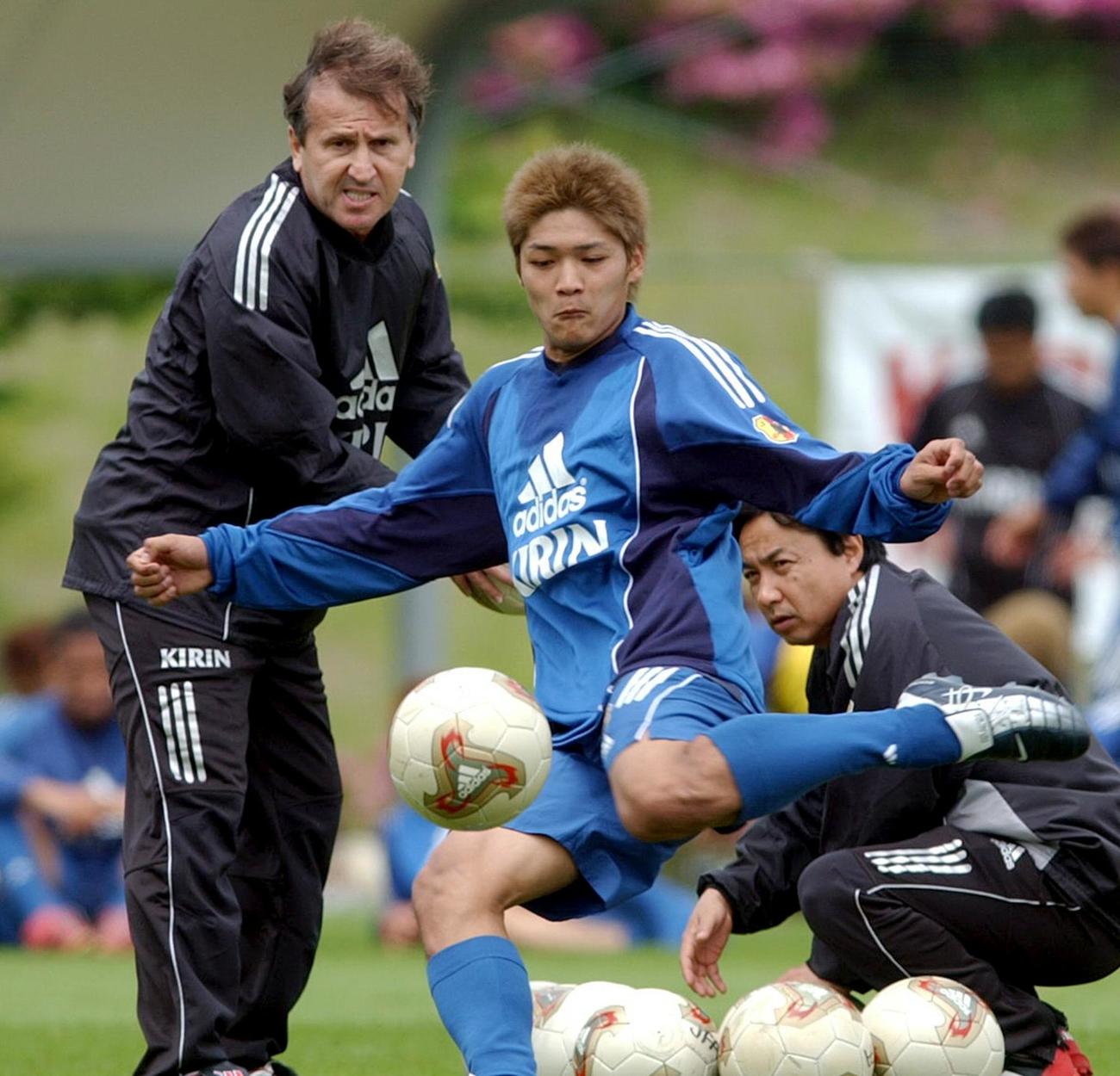 03年5月、ジーコ監督（左）から直々に指導を受け、シュート練習をする大久保嘉人