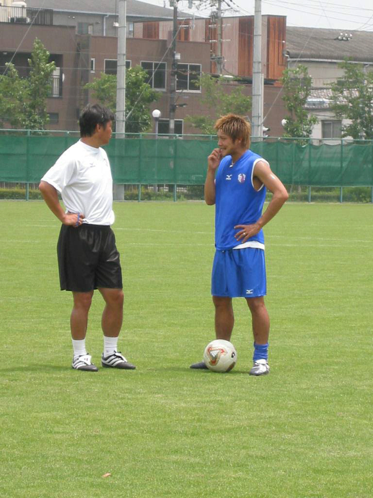 2003年6月、練習に初合流したFW大久保嘉人（右）と西村昭宏監督
