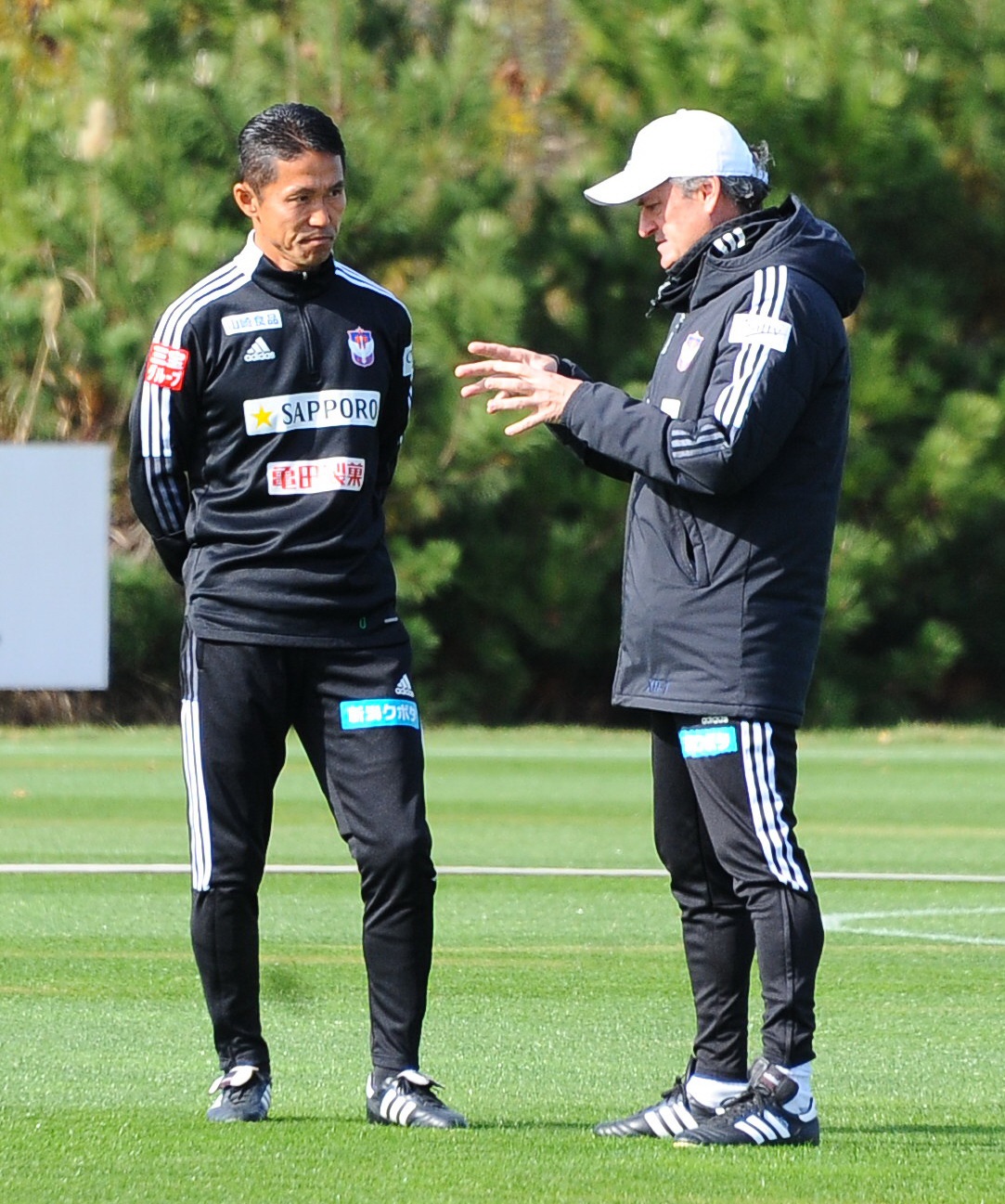 松橋コーチと話し込むアルベルト監督（右）