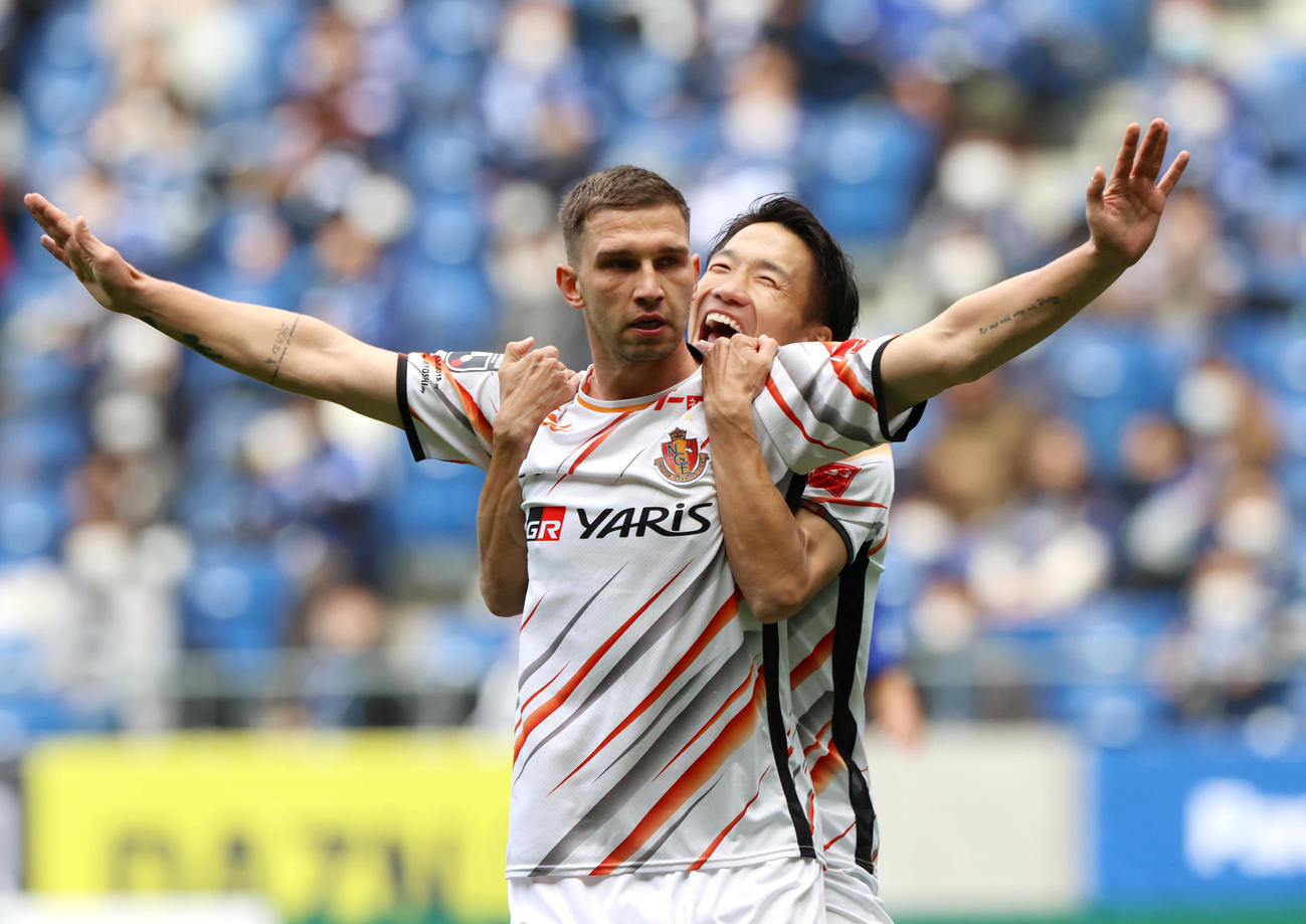 G大阪対名古屋　前半、名古屋シュヴィルツォク（手前）はゴールを決めポーズする（撮影・上山淳一）