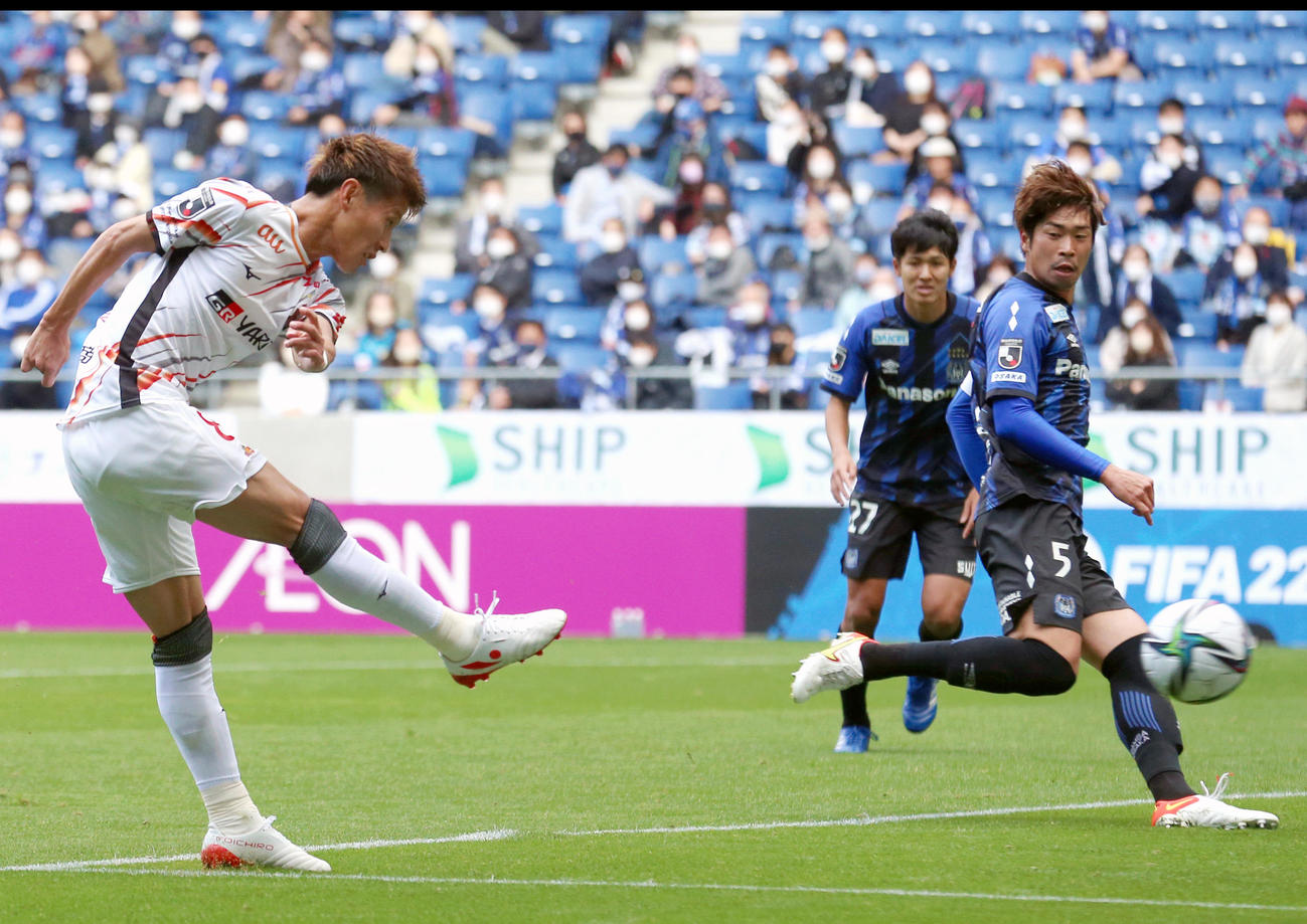 G大阪対名古屋　前半、名名古屋柿谷（左）はゴールを決める（撮影・上山淳一）