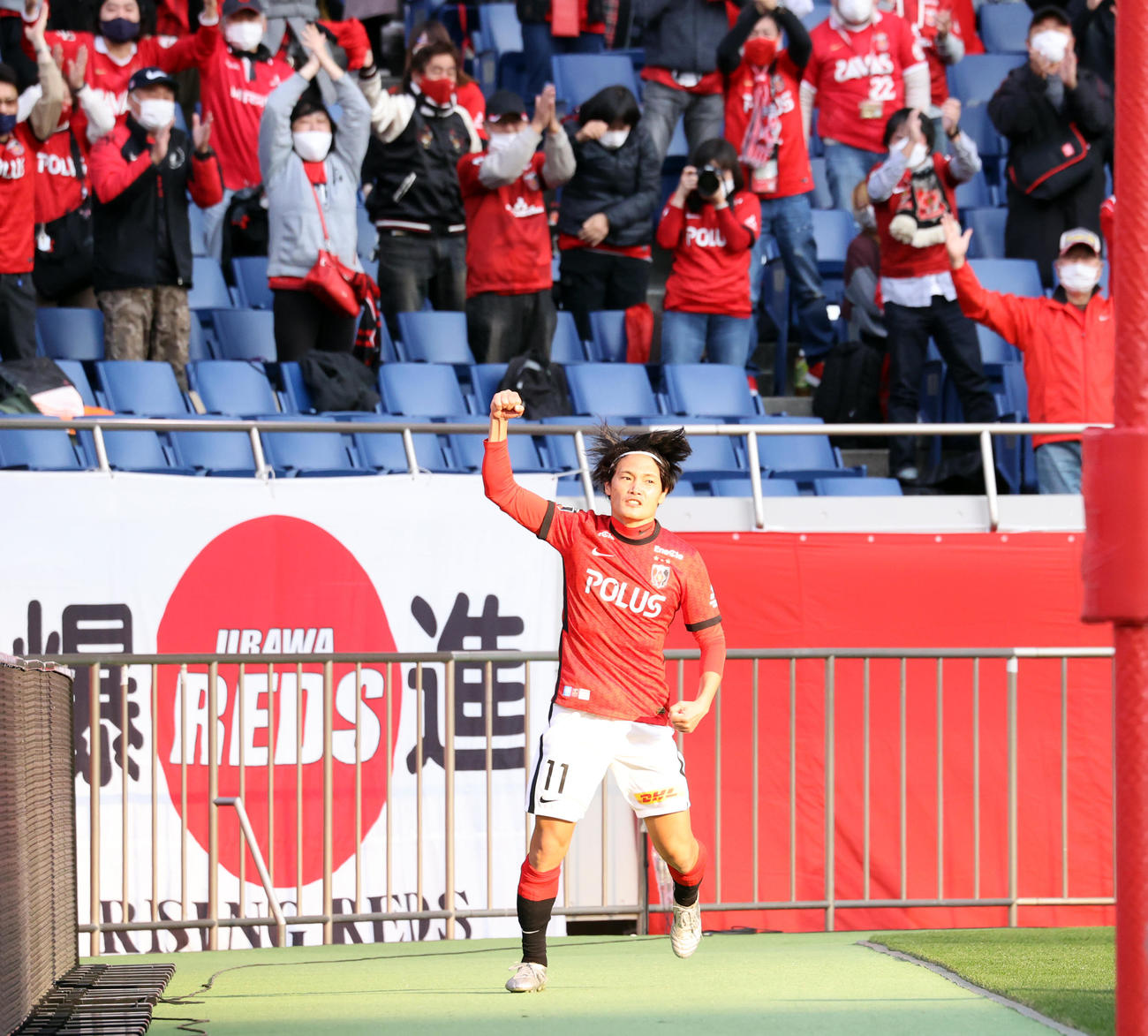浦和対横浜　後半、チーム2点目のゴールを決めた浦和田中はサポーターに向かってガッツポーズ（撮影・浅見桂子）