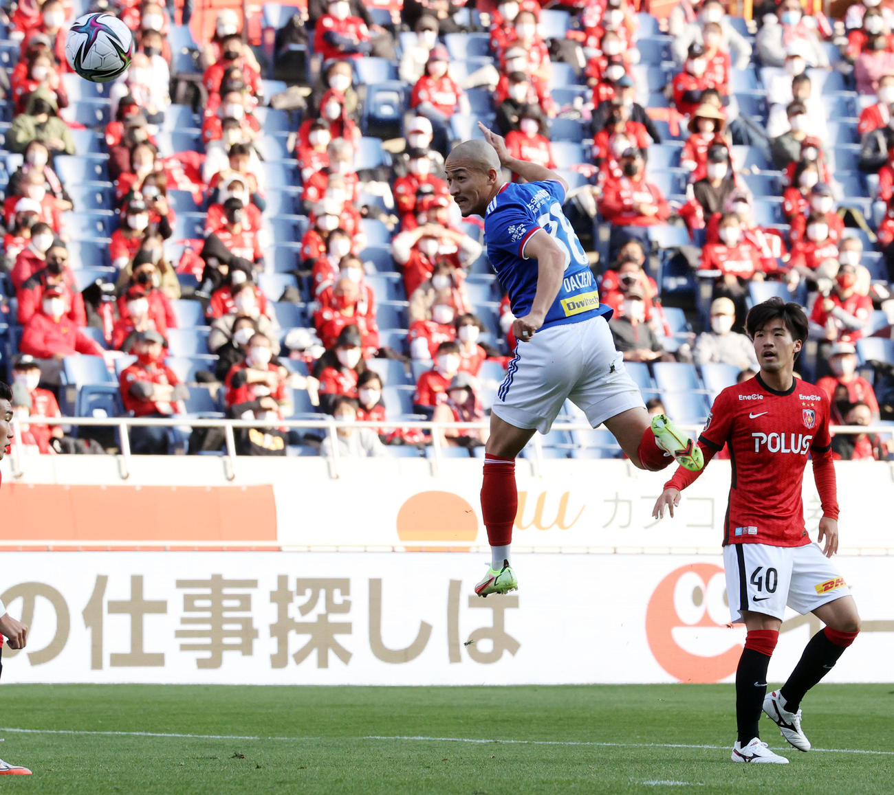 浦和対横浜　前半、シュートを放つ横浜前田（撮影・浅見桂子）
