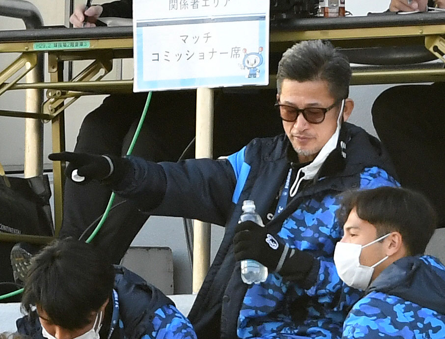横浜FC対神戸　前半、スタンドから試合を見つめる横浜FC三浦（撮影・横山健太）