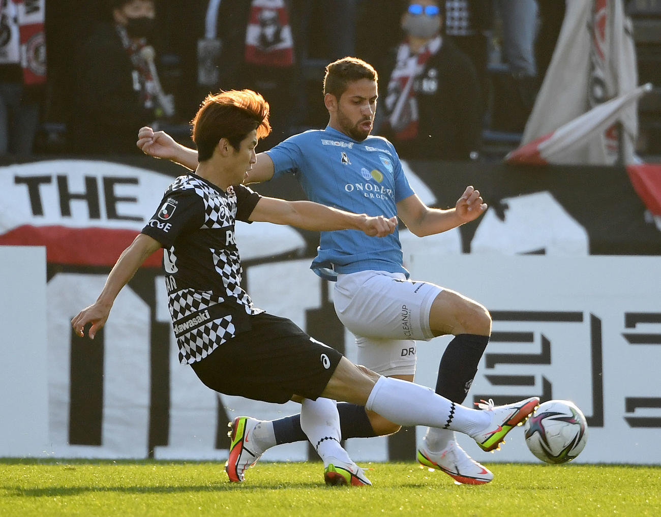 横浜FC対神戸　前半、ゴールを決める神戸大迫（左）（撮影・横山健太）