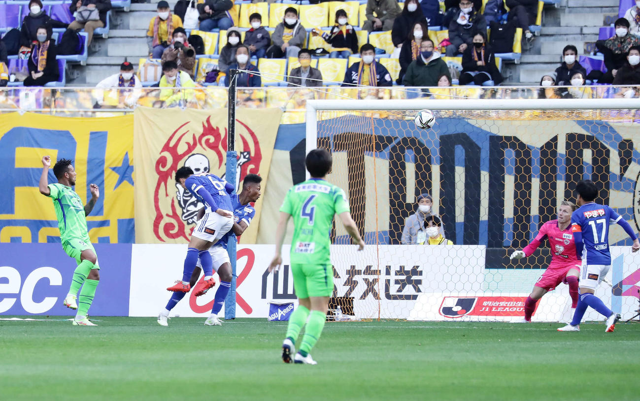 仙台対湘南　前半、湘南ウェリントン（左端）が先制ゴールを決める（撮影・丹羽敏通）