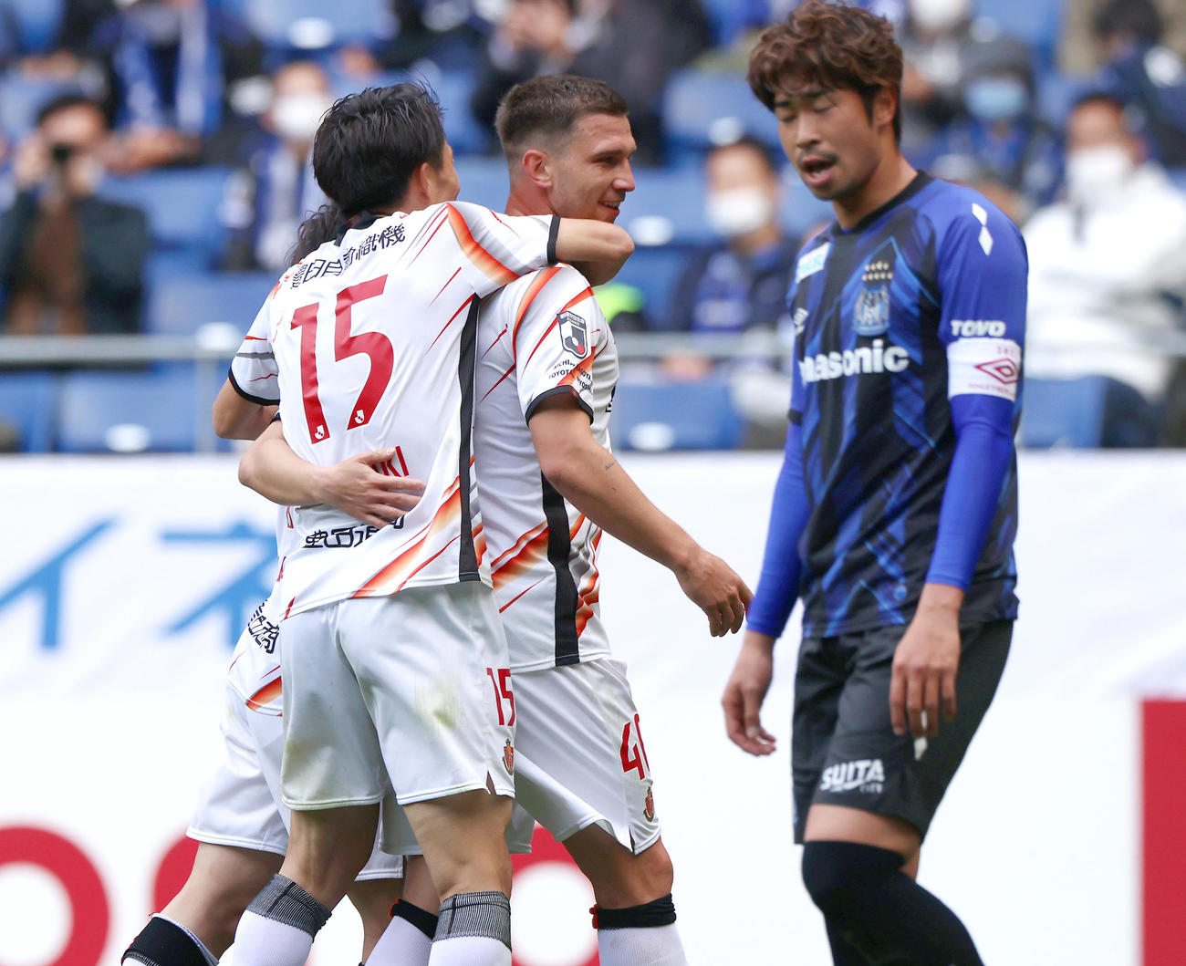 名古屋シュヴィルツォク（中央）にゴールを決められうなだれる三浦弦太（右）（撮影・上山淳一）