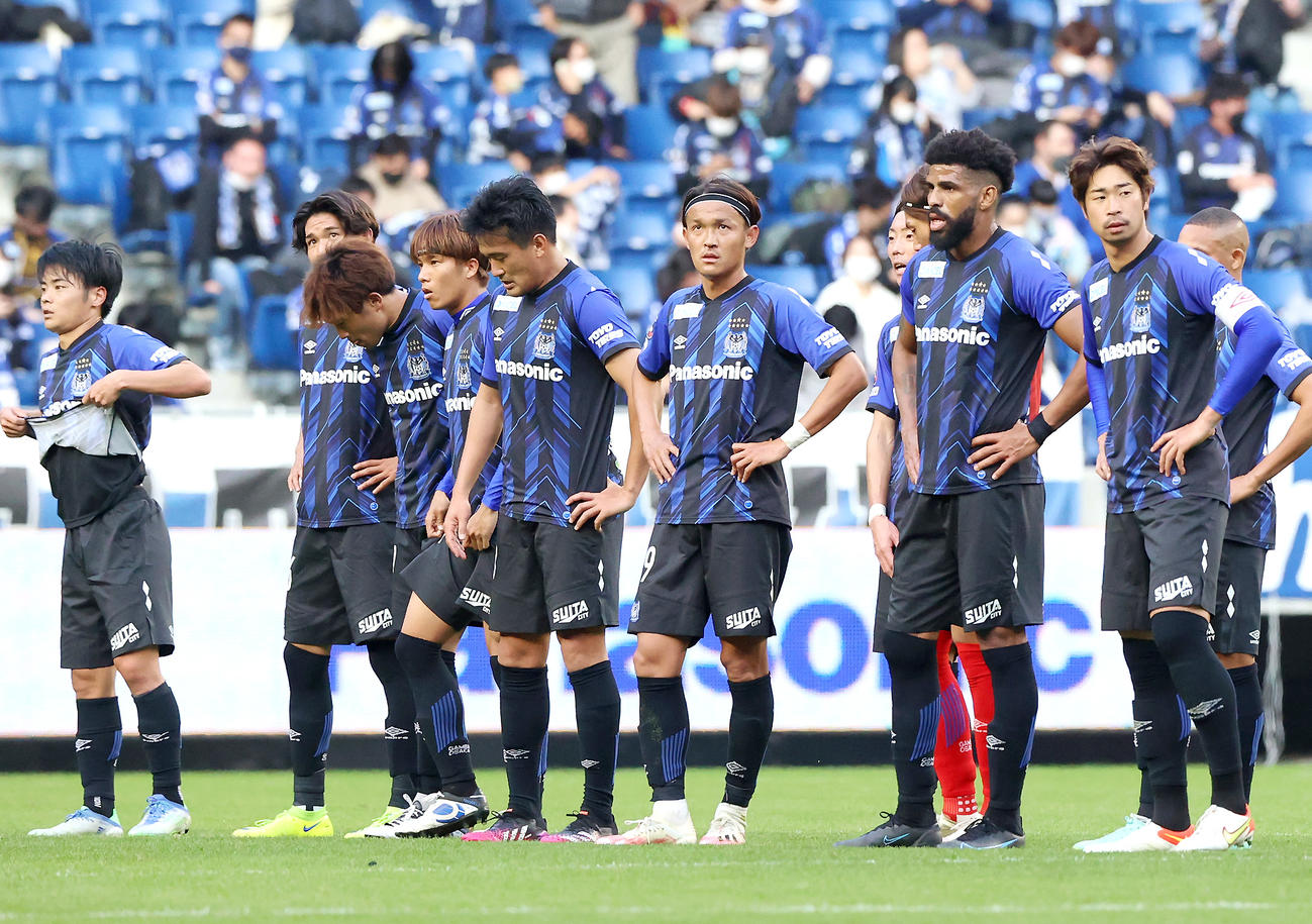 G大阪対名古屋　名古屋に敗れ、ガックリ肩を落とすG大阪イレブン（撮影・上山淳一）