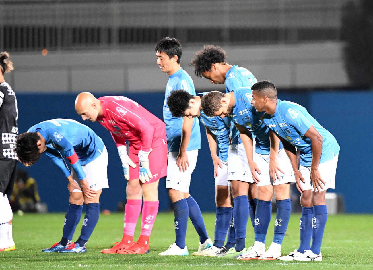 横浜FC対神戸　神戸に敗れ肩を落とす横浜FCイレブン（撮影・横山健太）