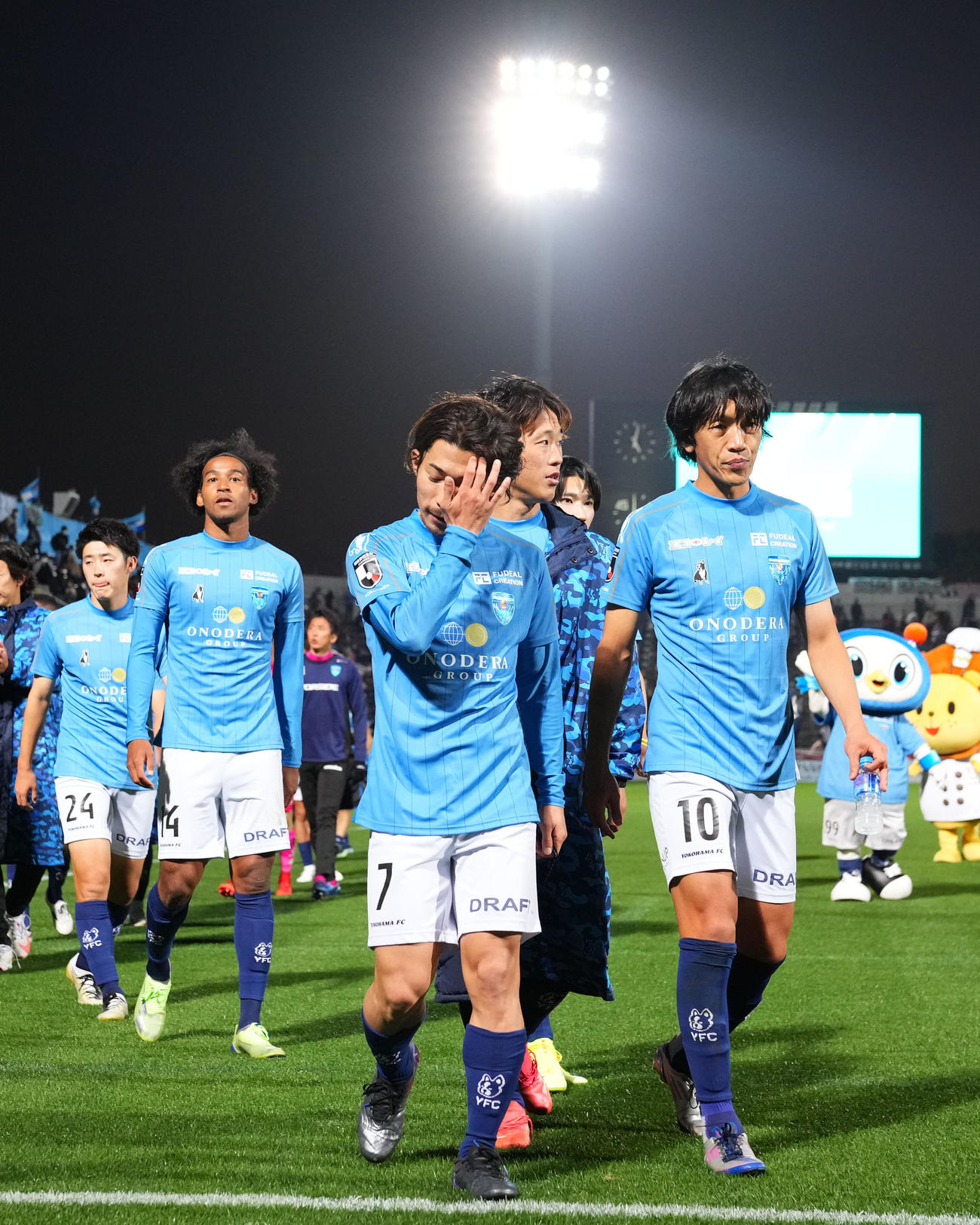 横浜FC対神戸　神戸に敗れ肩を落としあいさつへ向かう中村（右）ら横浜FCイレブン（撮影・横山健太）