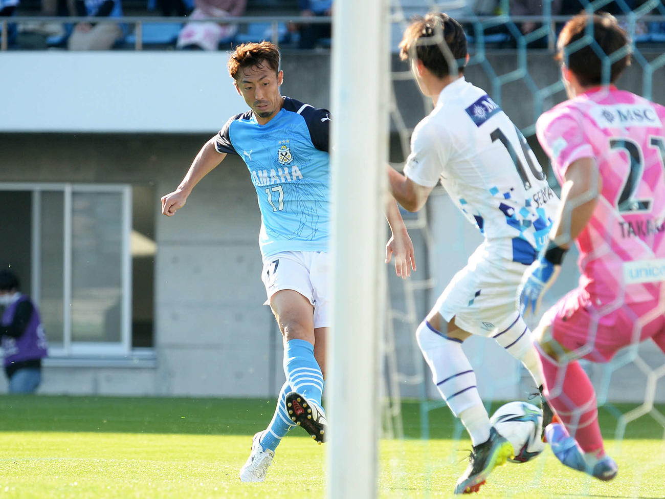 前半、同点ゴールを決める磐田鈴木雄