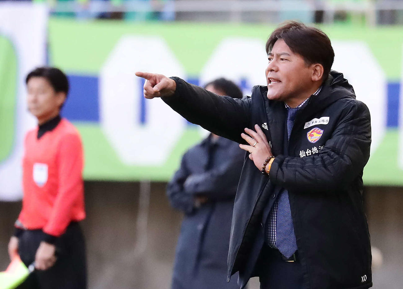 仙台対湘南　前半、険しい表情でげきを飛ばす仙台手倉森監督（撮影・丹羽敏通）