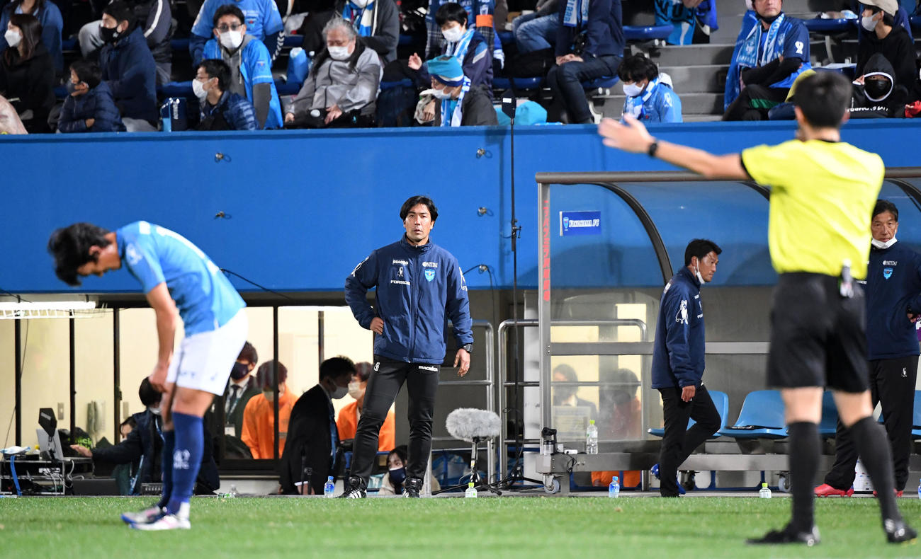 横浜FC対神戸　神戸に敗れぼう然とグラウンドを見つめる横浜FC早川監督（中央）（撮影・横山健太）