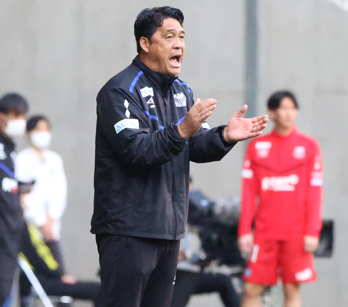 G大阪対名古屋　後半、G大阪の松波監督は選手らに声を出す（撮影・上山淳一）