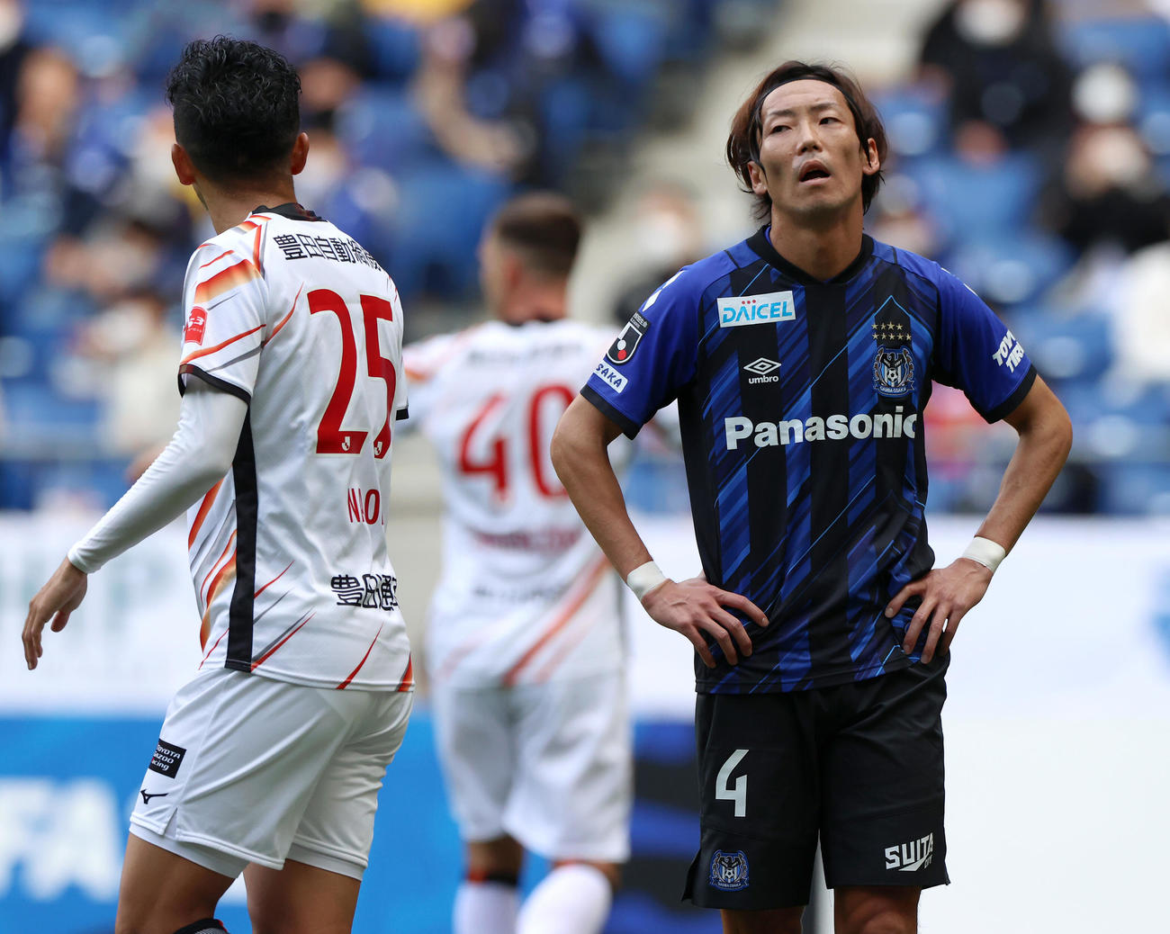 G大阪対名古屋　前半、G大阪藤春（右）は名古屋シュヴィルツォク（中央）にゴールを決められ、がっくりする（撮影・上山淳一）
