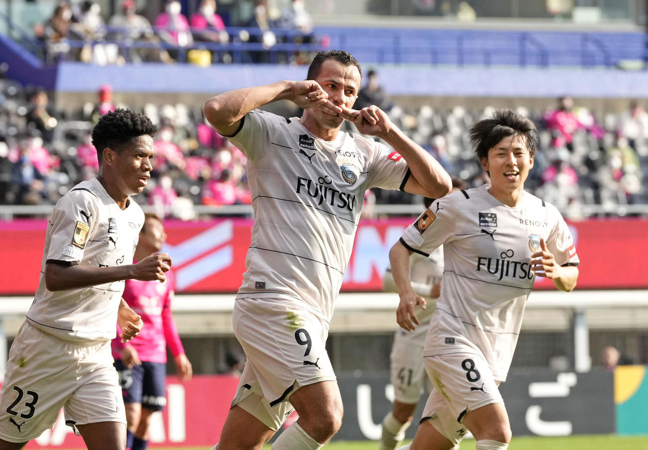 前半、自身2点目のゴールを決め、駆けだす川崎・レアンドロダミアン（中央）（共同）