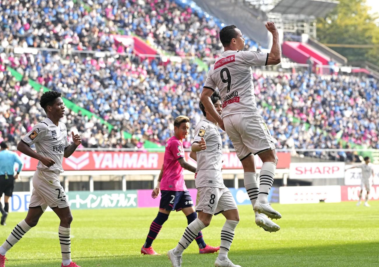 前半、自身2点目のゴールを決め、跳び上がって喜ぶ川崎・レアンドロダミアン（共同）