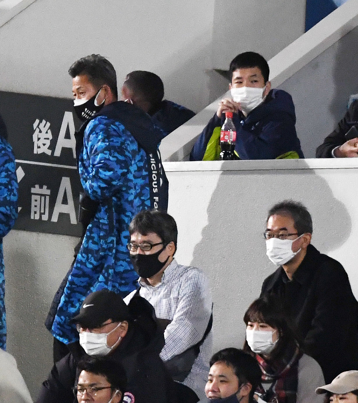 横浜FC対神戸　スタンドを引き揚げる横浜FC三浦（左）（撮影・横山健太）