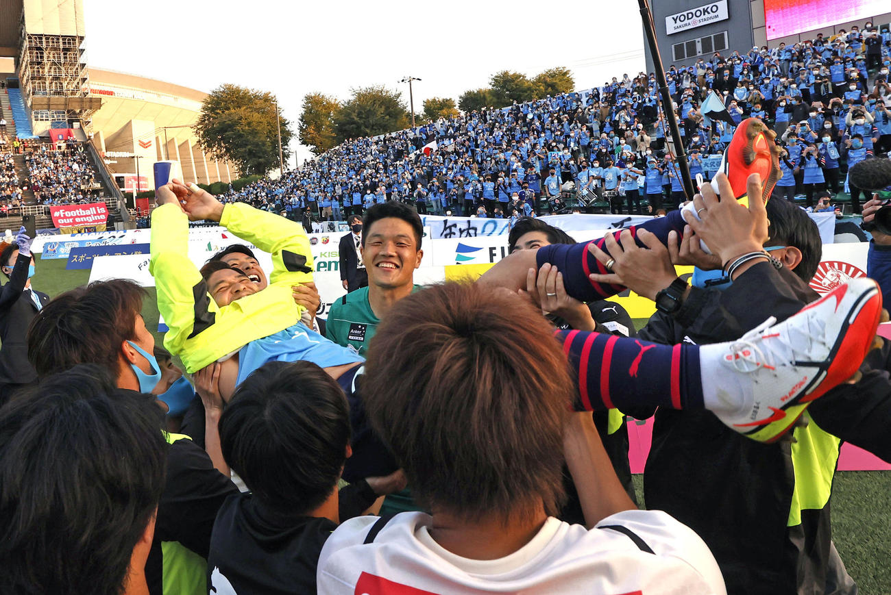試合後、古巣川崎の選手らに胴上げされるC大阪・大久保（共同）