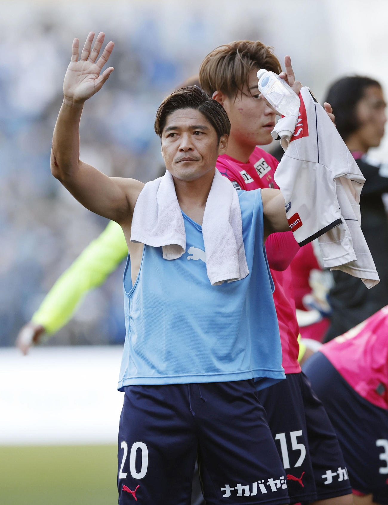 川崎戦を終え、手を振るC大阪・大久保（共同）
