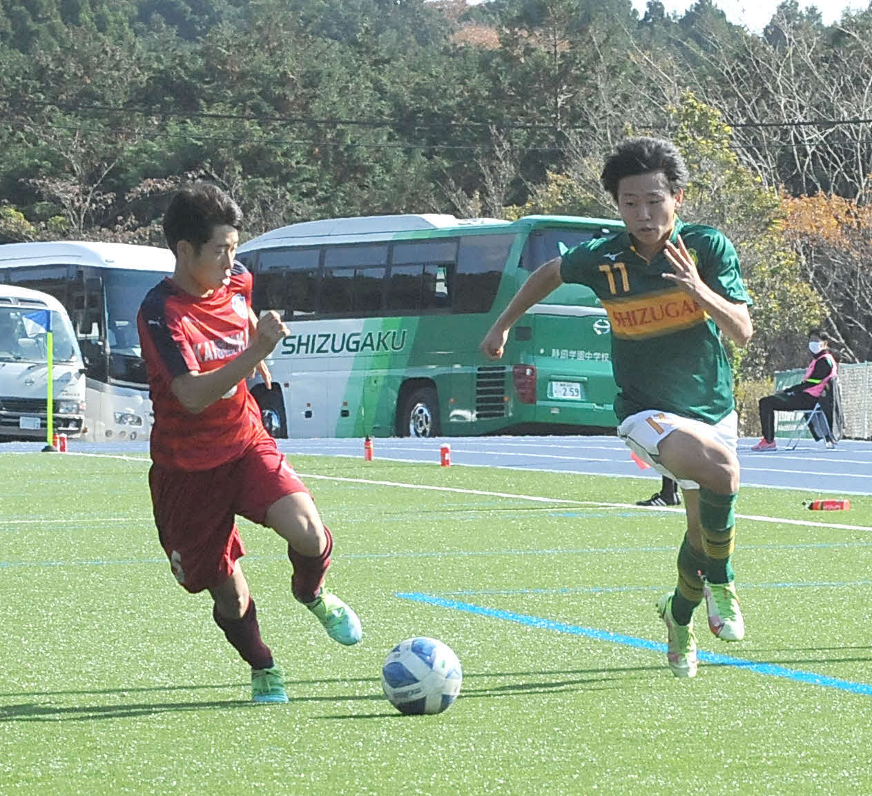 相手選手とボールを争う静岡学園の川谷（右）