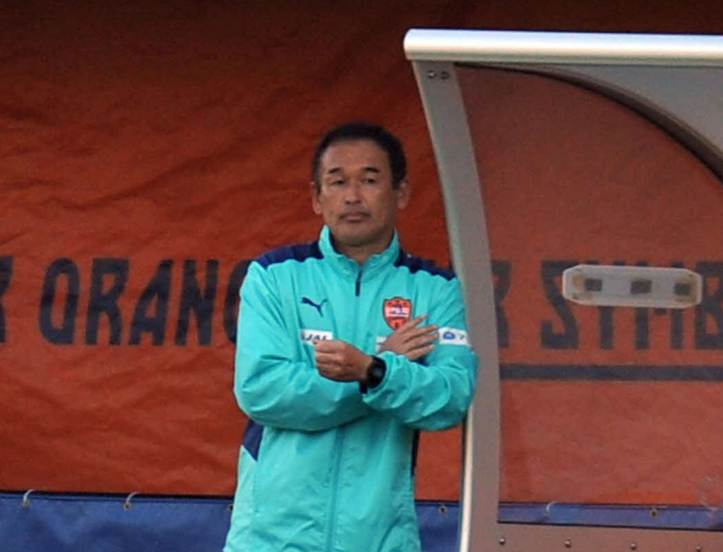 ベンチ横に立って試合を見つめる清水平岡監督